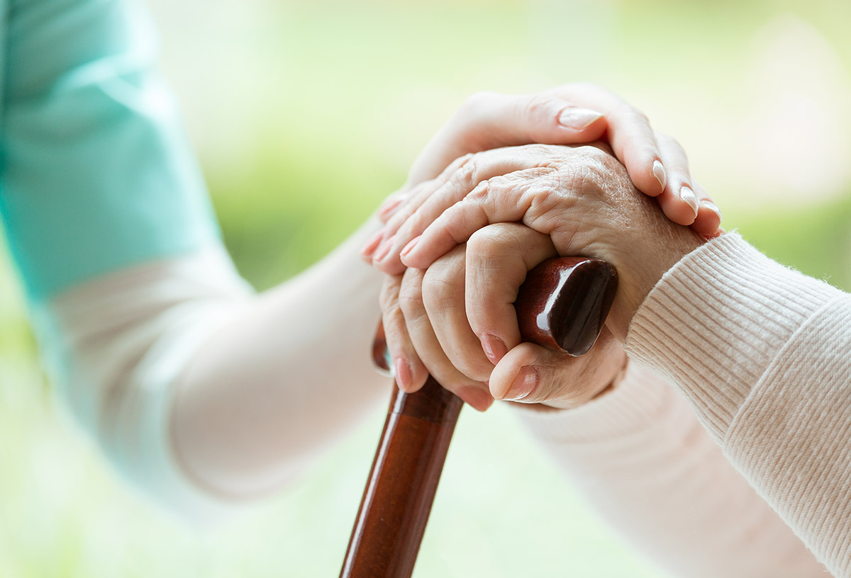 Altenpflege im Heim oder Pflege daheim?